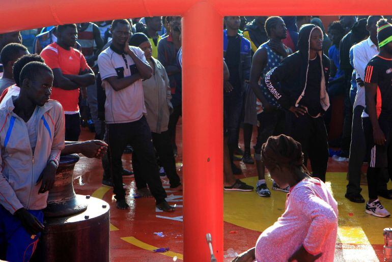 Una mujer embarazada, ayer junto a varios de los cientos de inmigrantes rescatados.