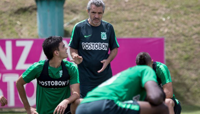 Juanma Lillo charla con sus jugadores durante un entrenamiento