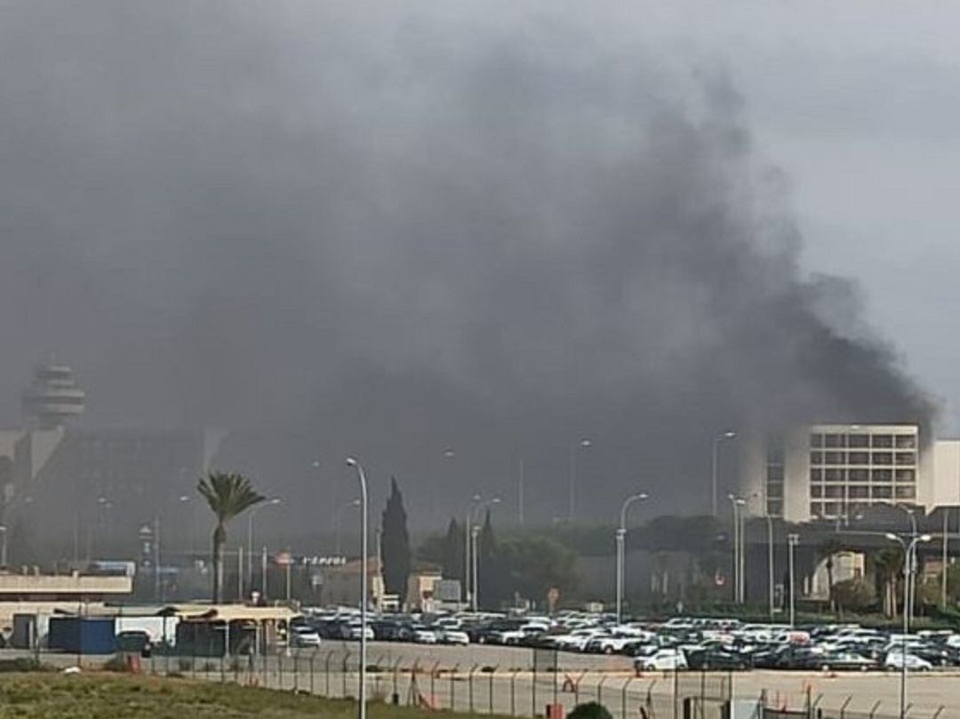 Incendio originado en el aparcamiento de Son Sant Joan.