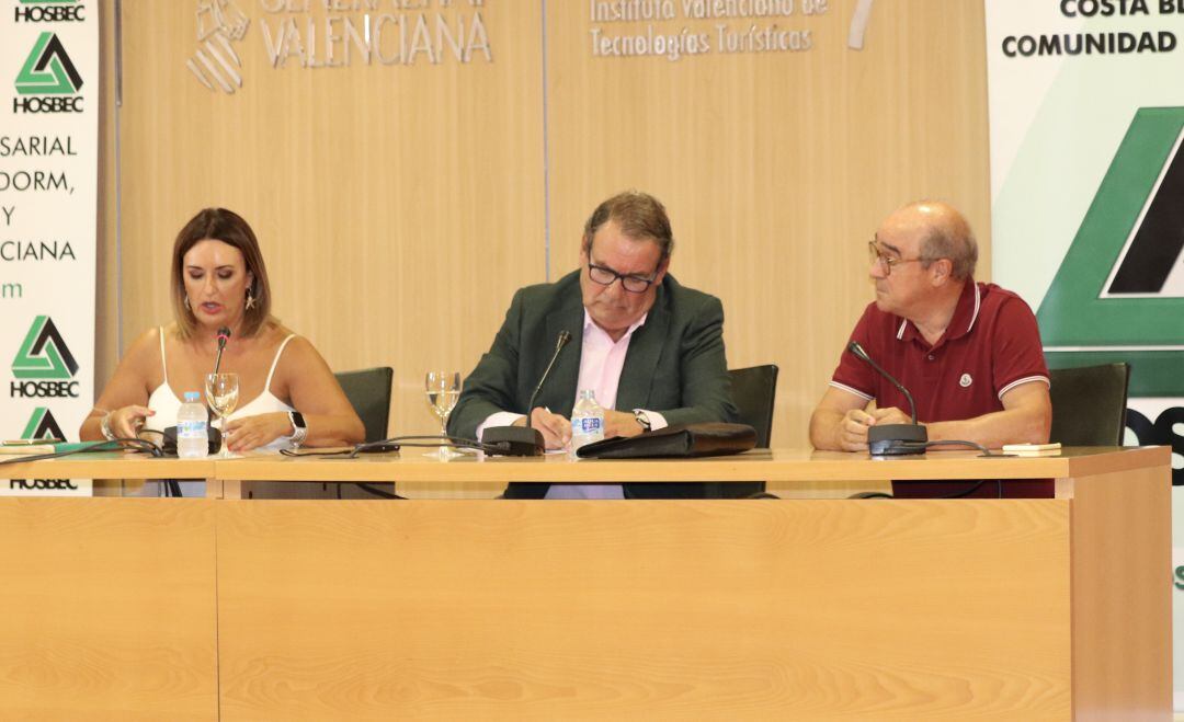 Nuria Montes, secretaria general de HOSBEC (i), Juan Molas, presidente de CEHAT(c) yAntonio Mayor, presidente de HOSBEC, en la comparecencia de prensa de este miércoles en el edificio Invattur.