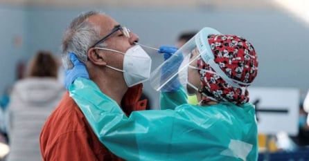 Sanitarios relizando test de antígenos