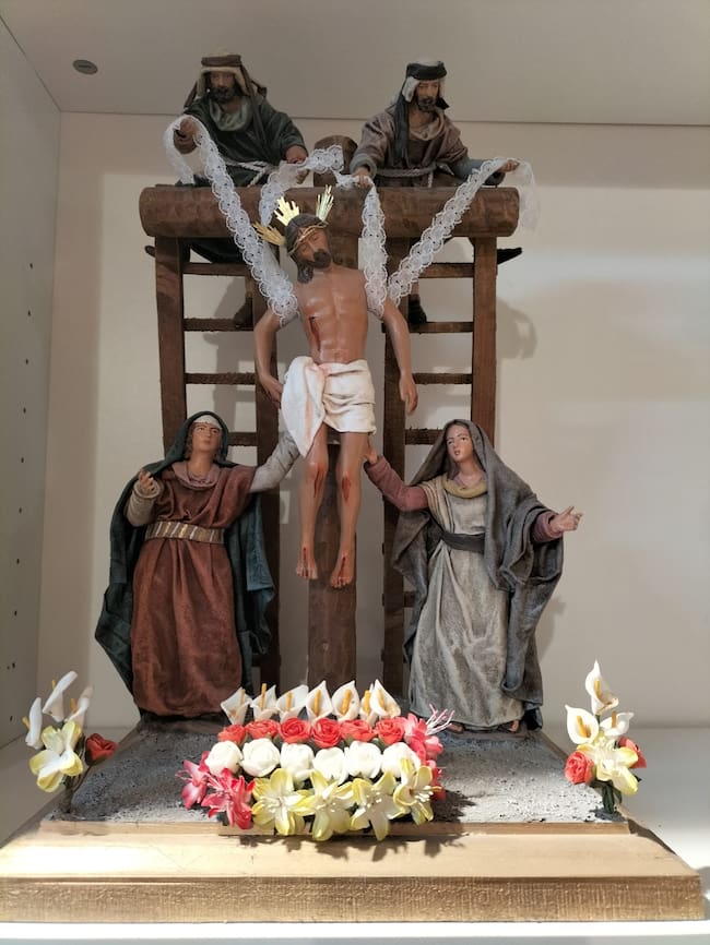 'El Descendimiento' realizado por las manos de los artesanos belenistas de Puente Tocinos (Murcia)