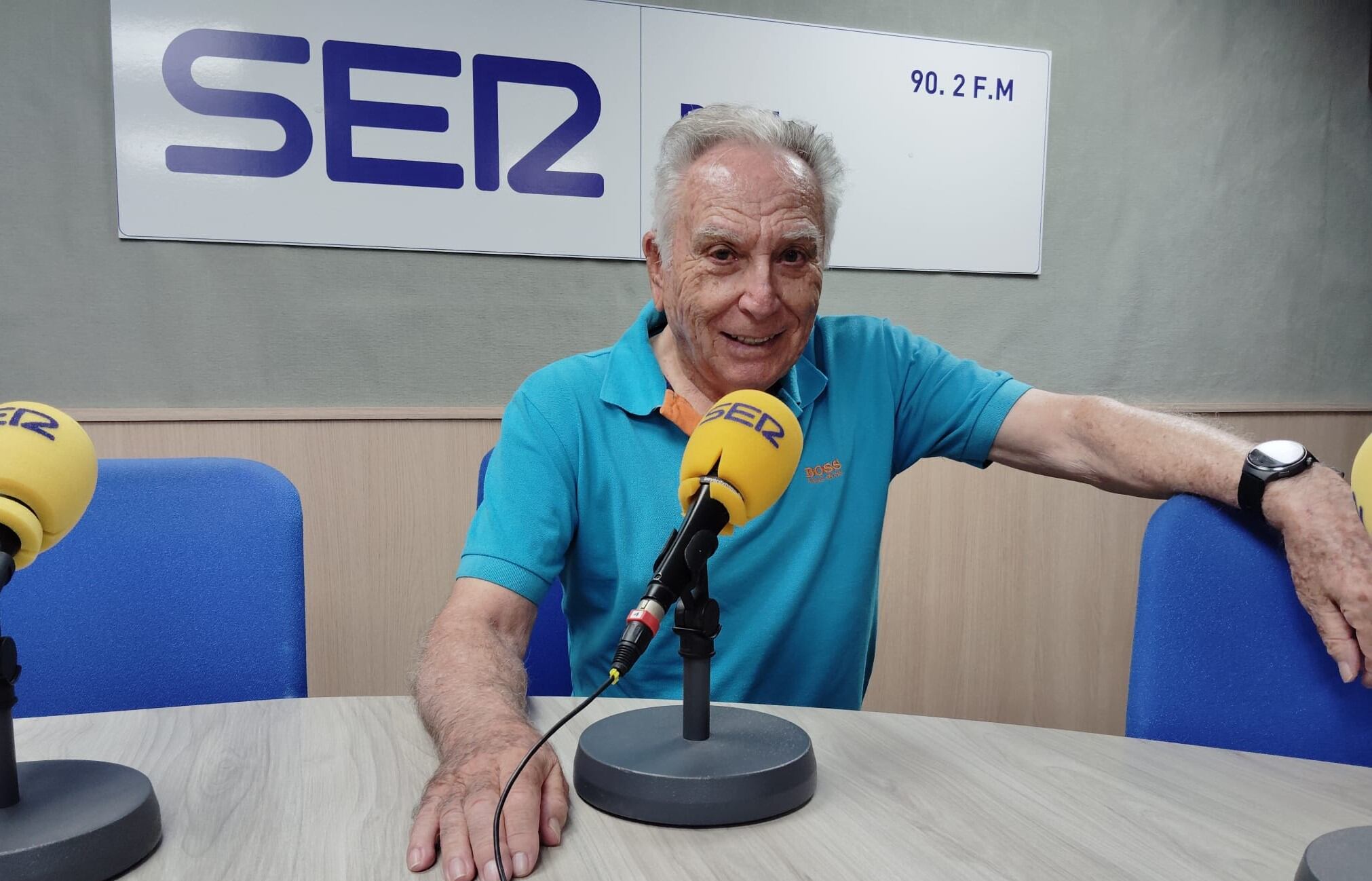 Jº Marí Amat en el estudio de Radio Elda SER
