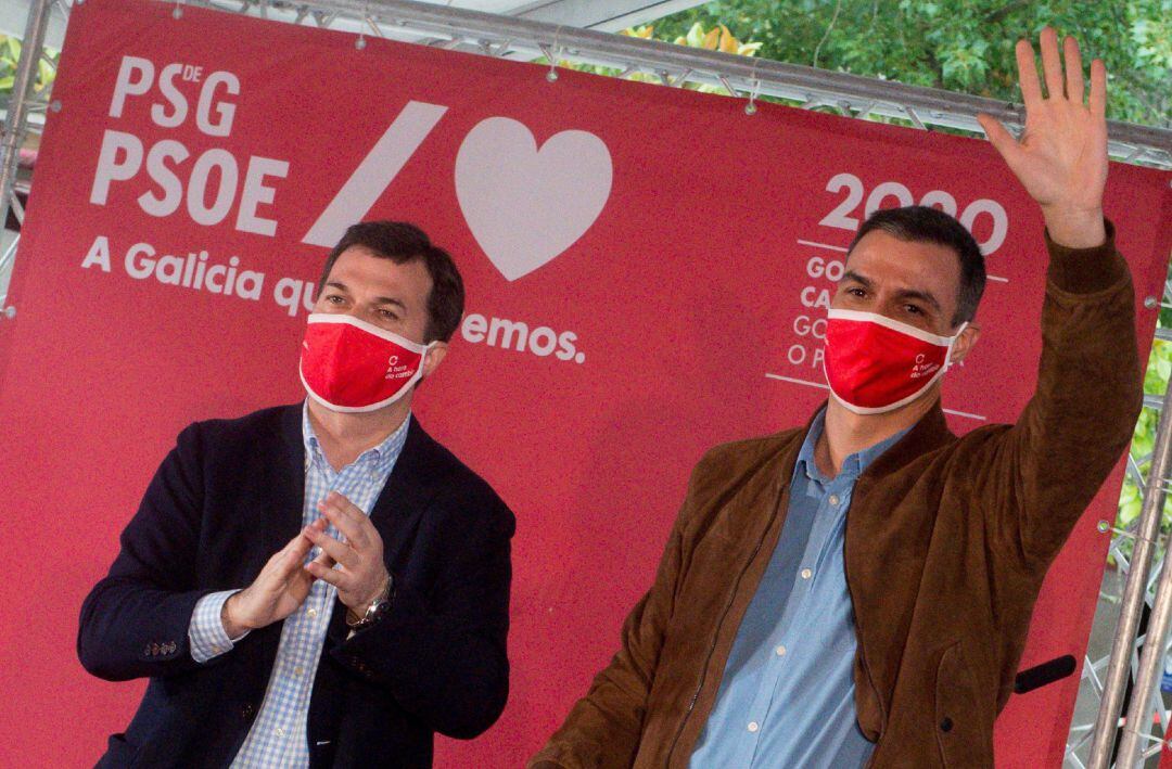 El presidente del Gobierno y líder del PSOE, Pedro Sánchez (d), arropa al candidato socialista a la presidencia de la Xunta, Gonzalo Caballero (i), en un mitin de campaña celebrado en el Jardín del Posío de Ourense. 