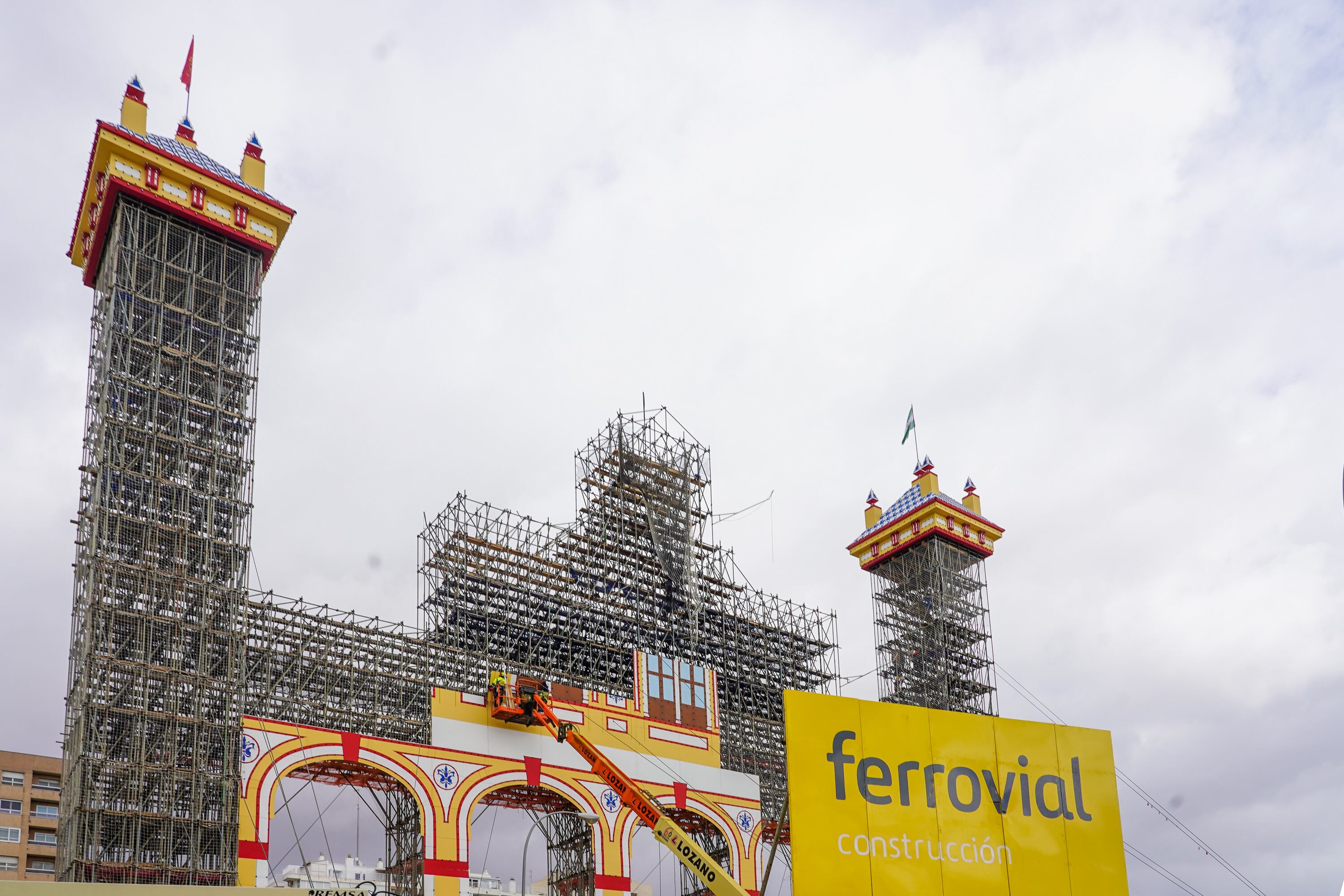 Cartel de Ferrovial en la portada de la Feria de Abril en Sevilla.