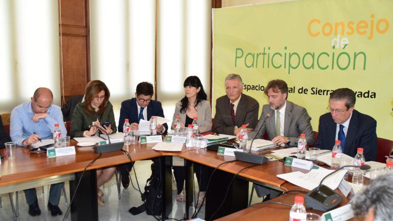 Reunión del Consejo de Participación del espacio natural de Sierra Nevada, en Granada, con la asistencia del consejero de Medio Ambiente, José Fiscal (al micro), y el presidente del órgano, Federico Mayor Zaragoza, a su izquierda