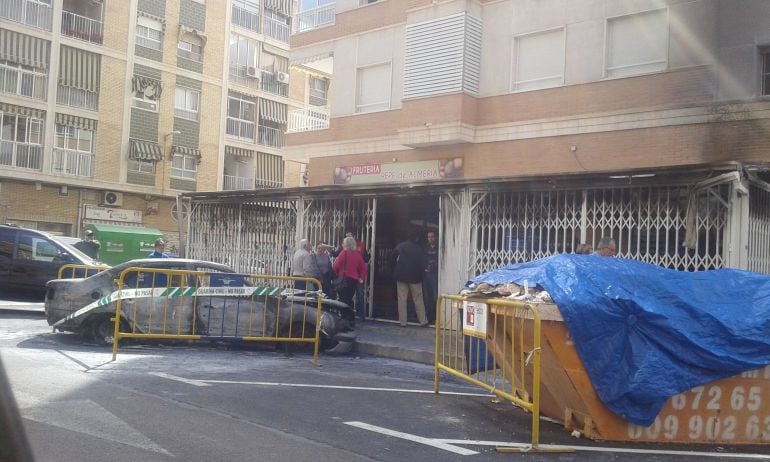 El coche calcinado y los destrozos provocados en la fachada del edificio de enfrente