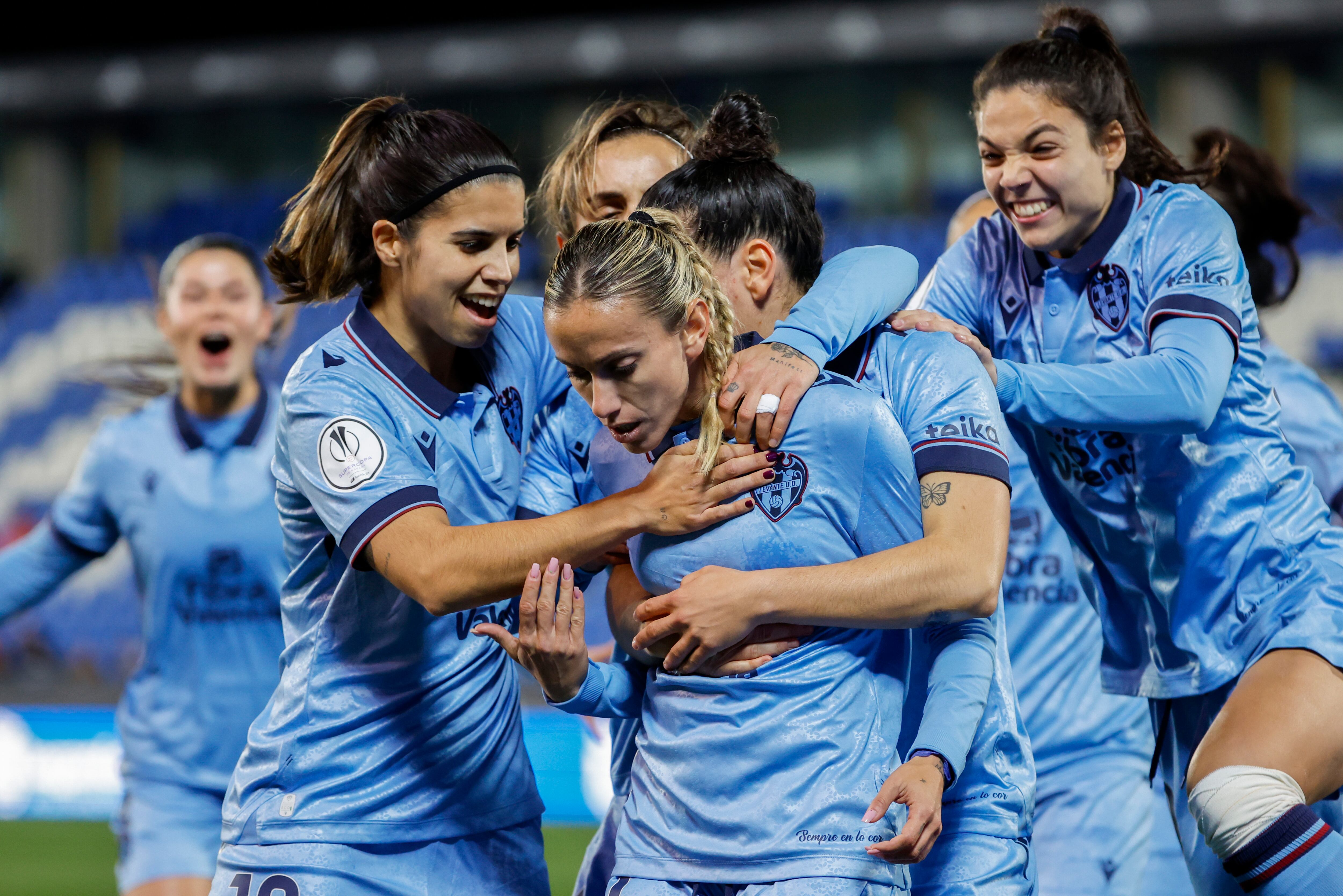 *CORRIGE UBICACIÓN* LEGANÉS (MADRID), 16/01/2024.- La centrocampista del Levante Ángela Sosa  marca de penalti el primer gol de su equipo en el partido de la Supercopa de fútbol femenino entre Atlético de Madrid y Levante que se disputa este martes en Getafe.EFE/ Daniel Gonzalez
