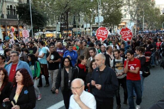 Milers de persones han participat aquest dissabte a la tarda al centre de Barcelona al moviment global de protesta 13-O