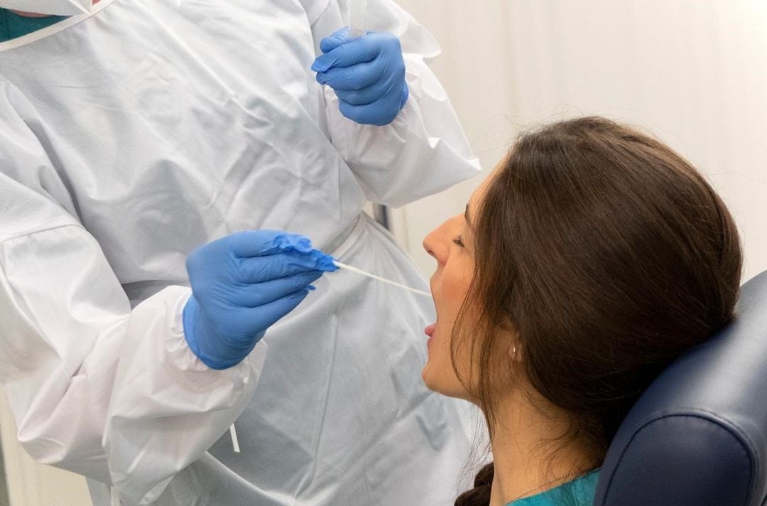 Una mujer se somete a prueba de PCR en Canarias. 