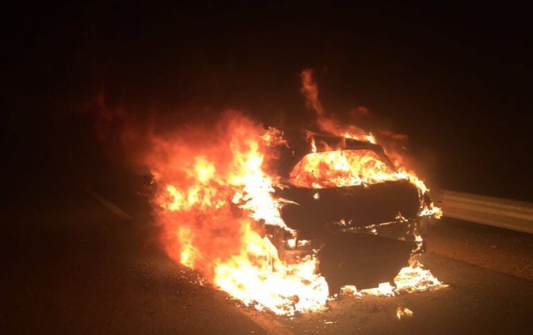 Así ardía el coche en la A-31 ayer cuando llegaron los bomberos