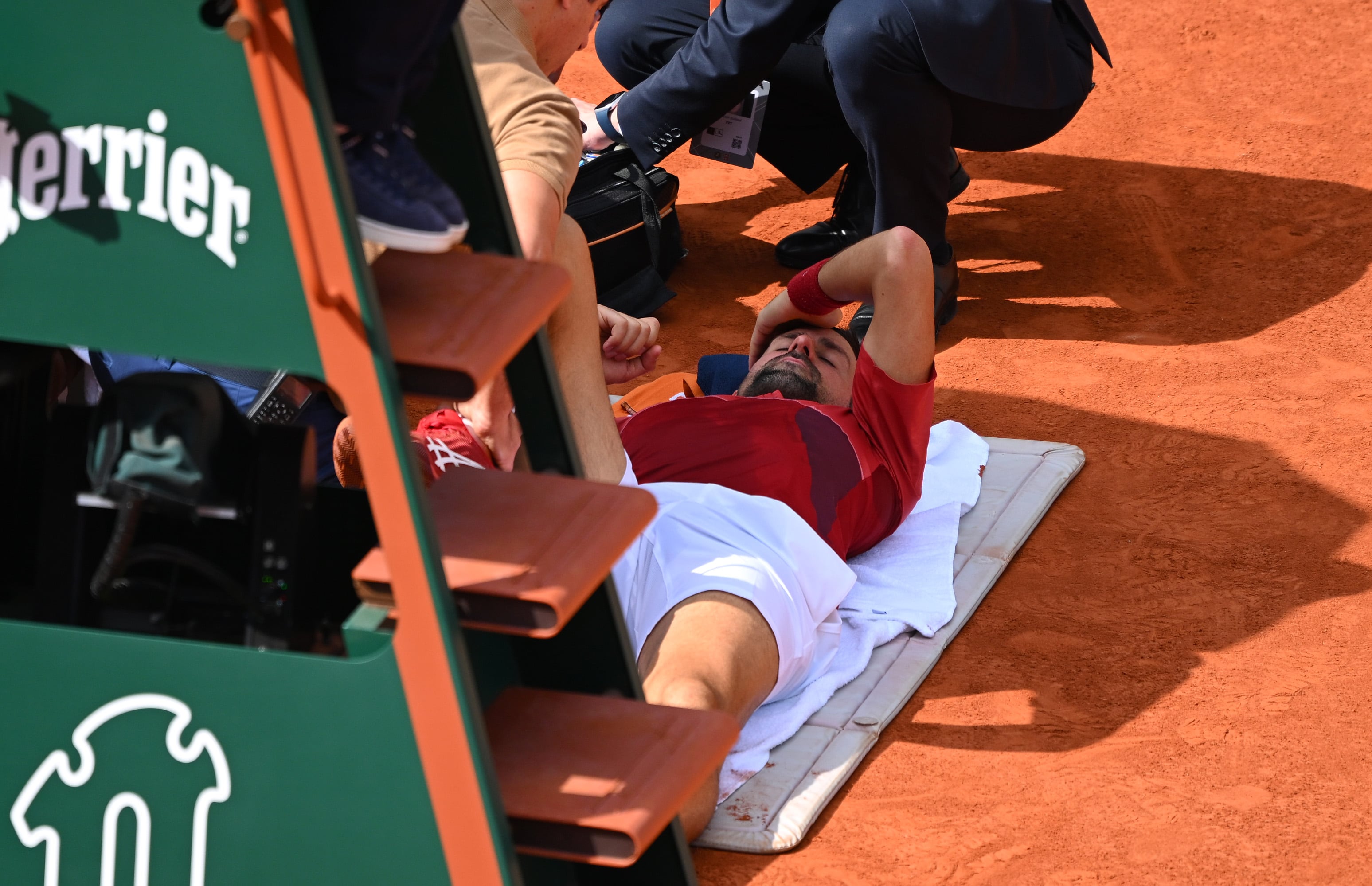 Novak Djokovic, siendo atendido en su partido ante Cerúndolo en los octavos de Roland Garros