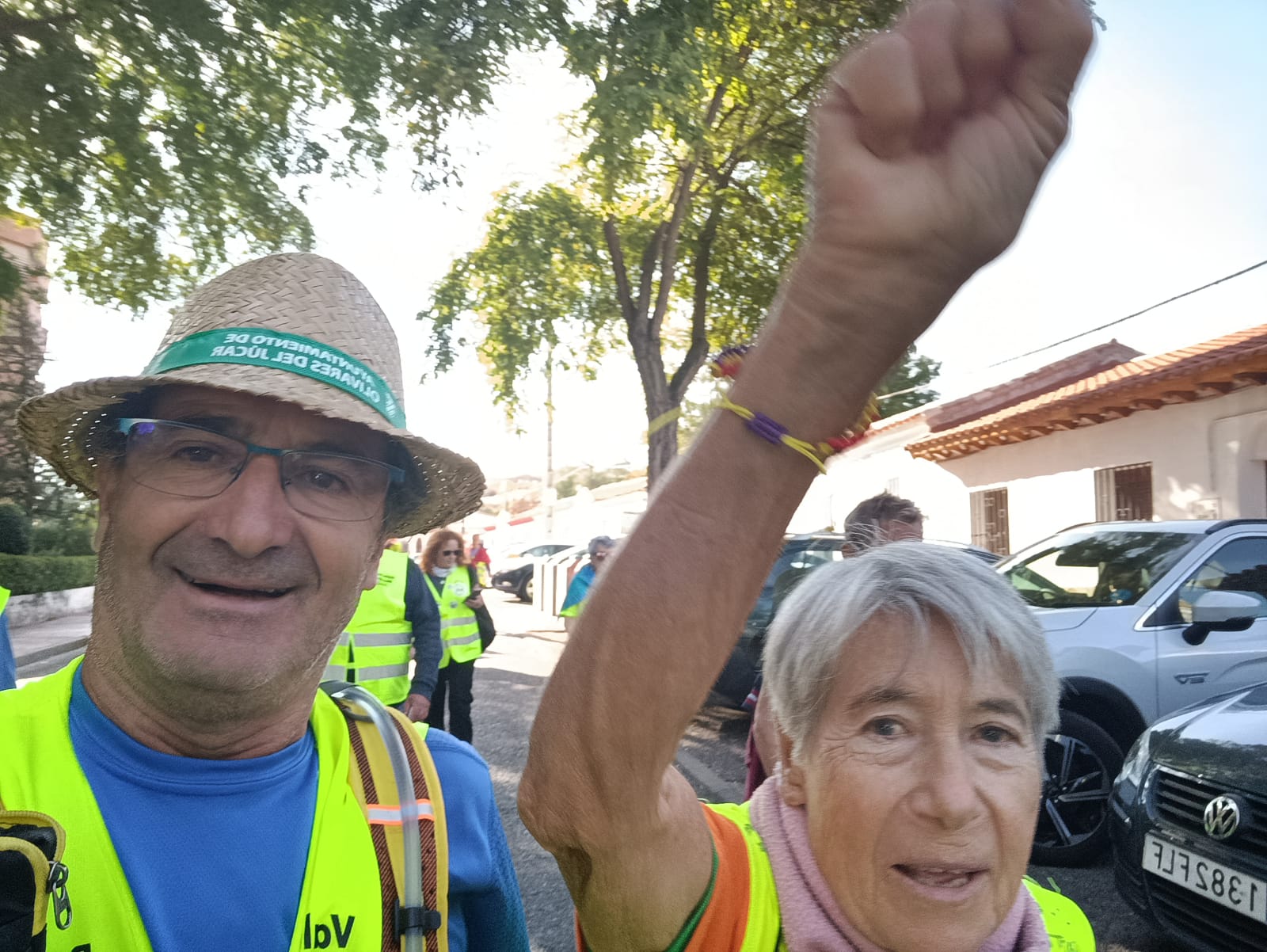 Miralles junto a otra pensionista en la marcha