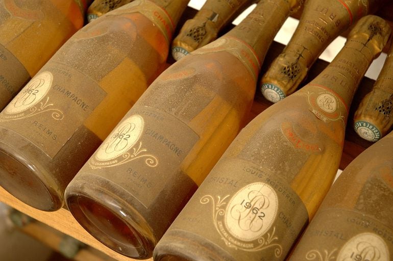 Las botellas de champán Cristal se han convertido en un icono internacional de exclusividad.