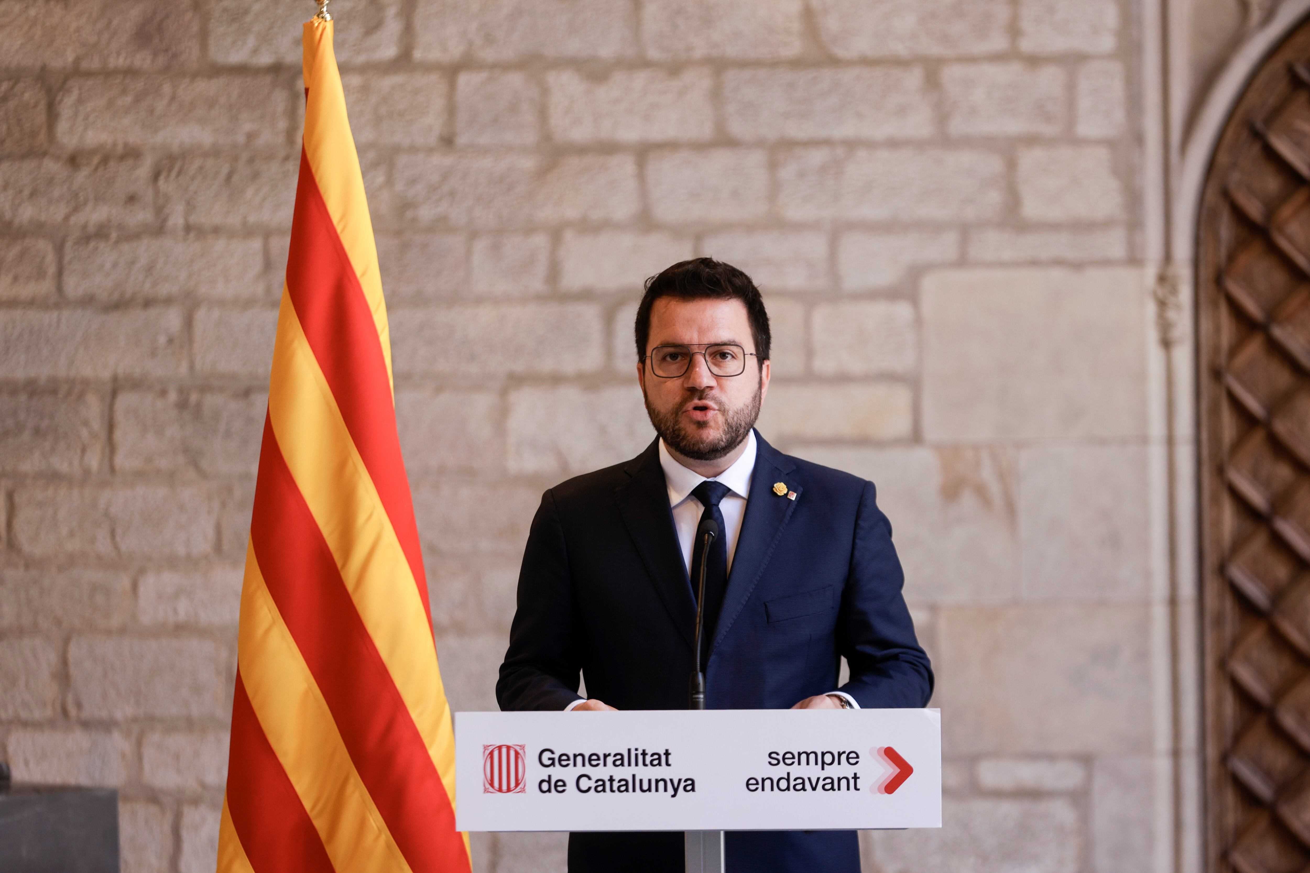 El presidente de la Generalitat, Pere Aragonès, durante su comparecencia en la Galería Gótica del Palau de la Generalitat, desde donde ha hecho este martes un llamamiento a todos los partidos soberanistas a configurar un &quot;frente democrático&quot; unitario ante un futuro Gobierno de PP y Vox, que ha dado ya por hecho: &quot;La hora es grave y hay que defender Cataluña&quot;, ha proclamado