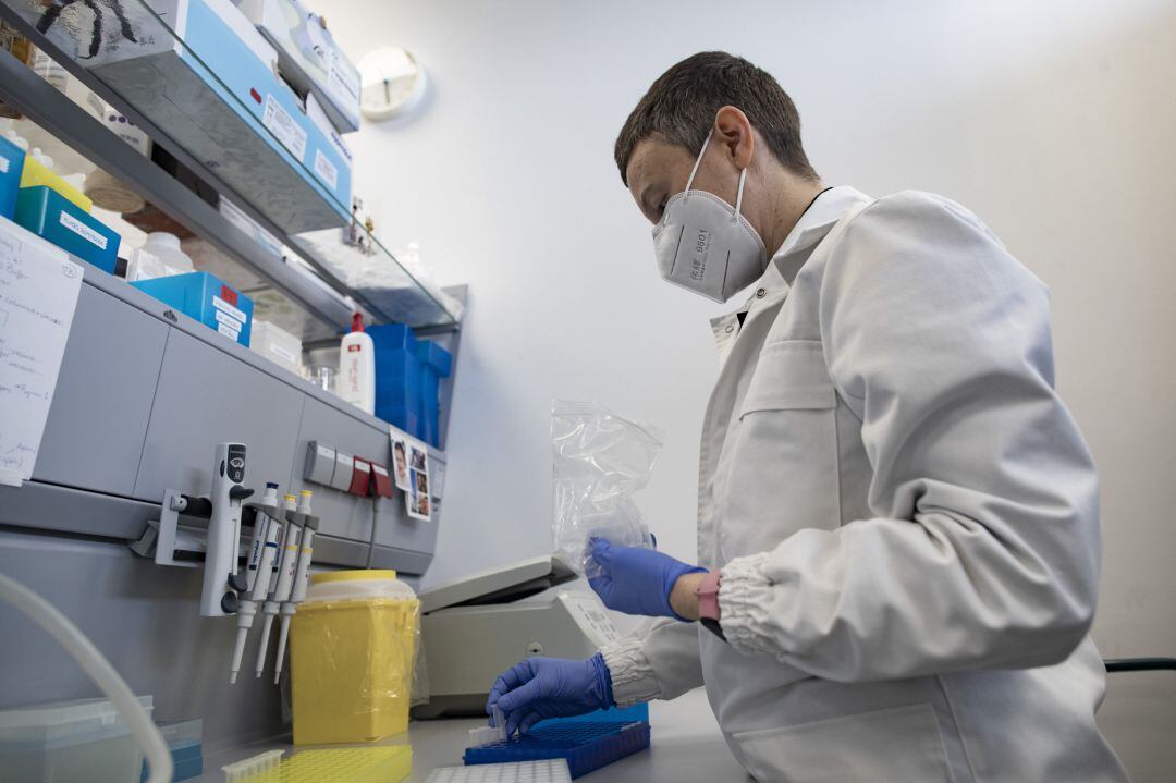 La soldado Ester Sánchez Oca trabaja en el laboratorio