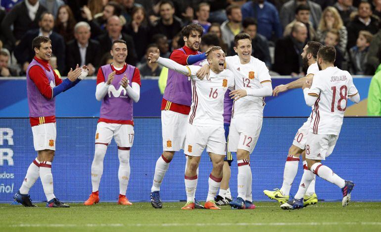 Gerard Deulofeu celebra el segundo tanto con sus compañeros.