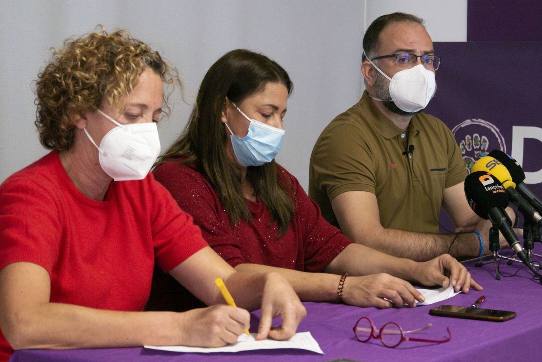 Los consejeros de Podemos en el Cabildo de Lanzarote, Elena Solís, Miriam Barros y Jorge Peñas.