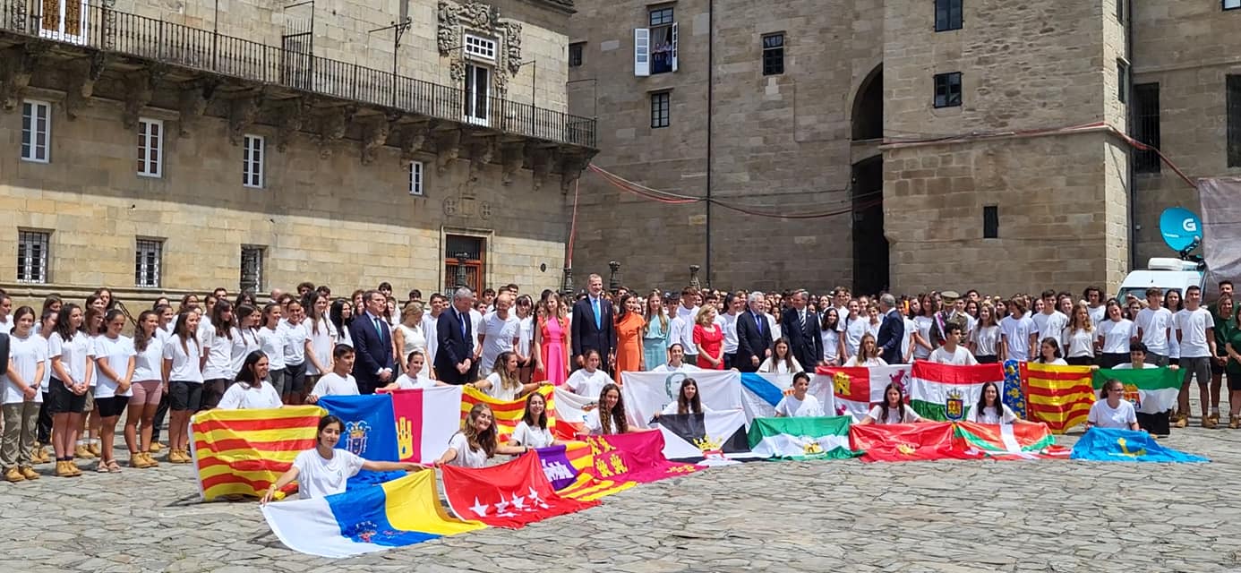 Foto de familia de la Ruta Quetzal en Santiago de Compostela con los Reyes de España