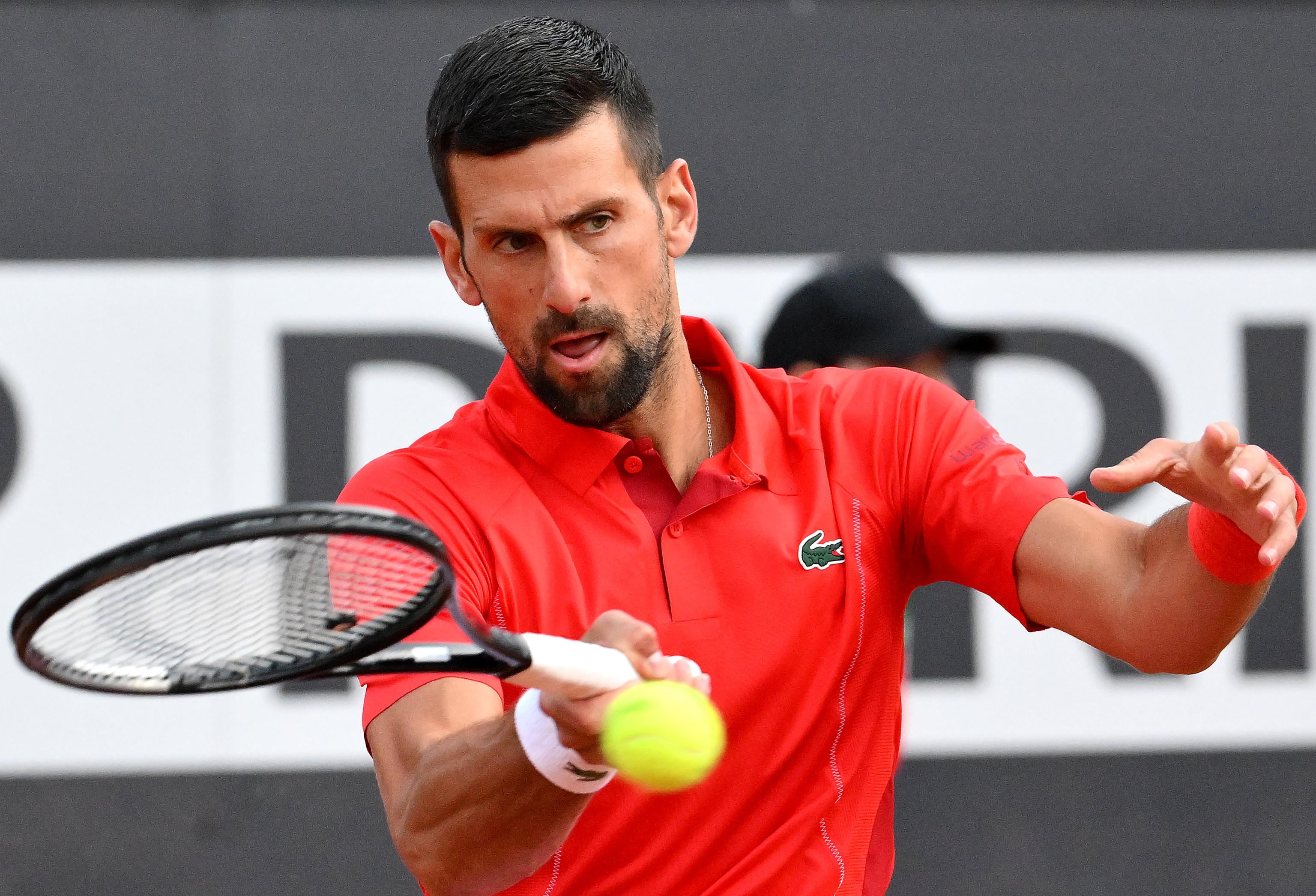 Novak Djokovic durante su partido de primera ronda en el Masters 1000 de Roma