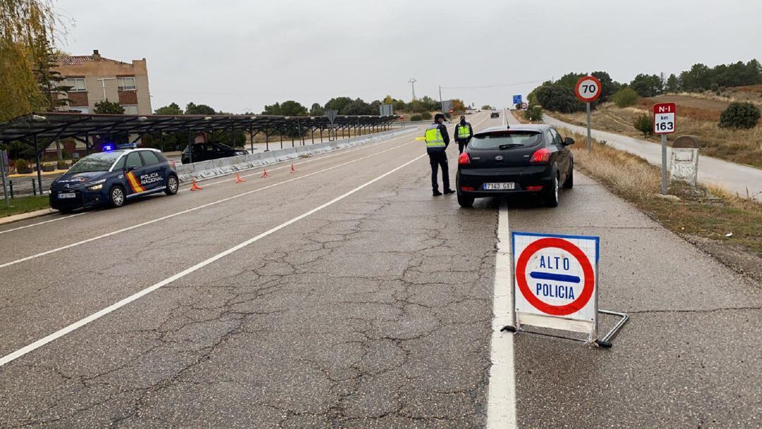 Imagen de uno de los controles de este confinamiento en las entradas del municipio