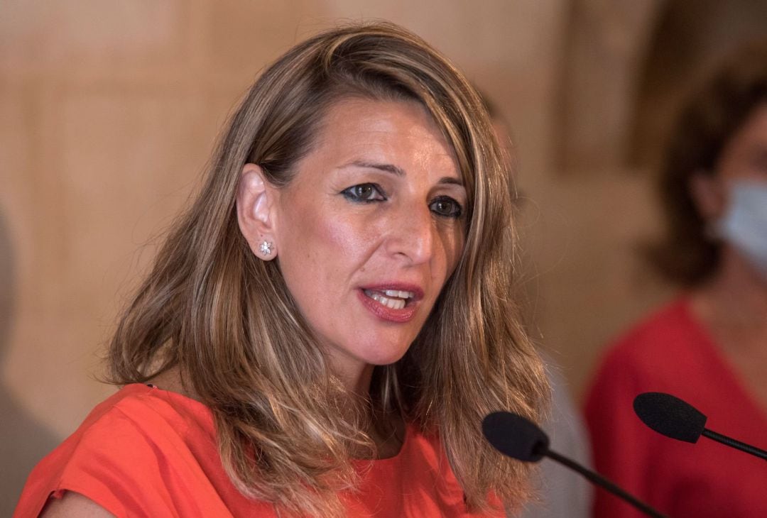 La ministra de Trabajo y Economía Social, Yolanda Díaz (d) tras un encuentro este sábado en Palma de Mallorca para participar en la Mesa de Diálogo Social.