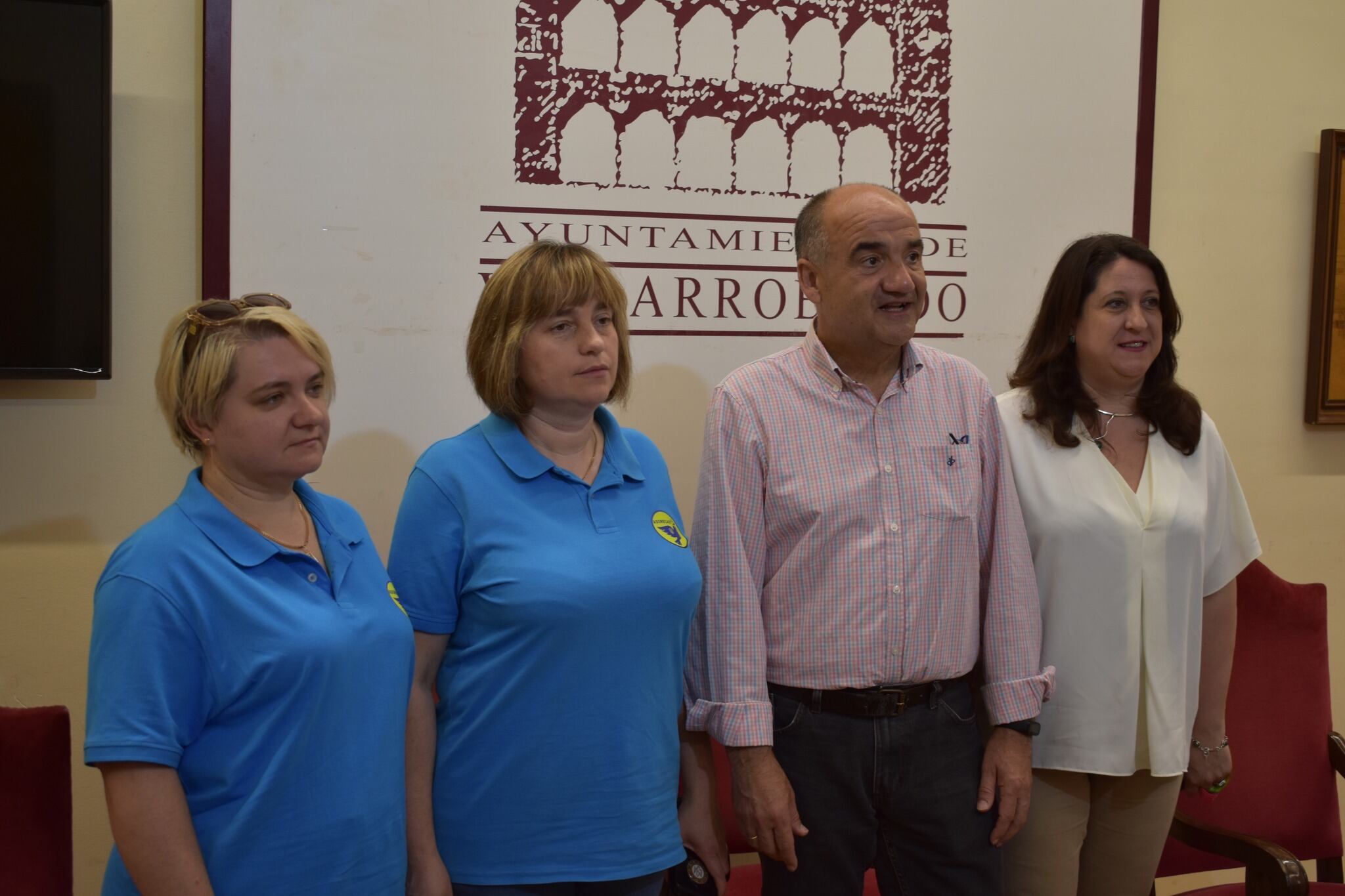 Valentín Bueno, alcalde de Villarrobledo, junto con la concejal de bienestar social, Cristina García, y las representantes de la Asociación de ucranianos de Castilla la Mancha