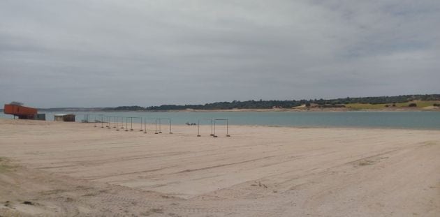 La playa se ha adecentado con arena.