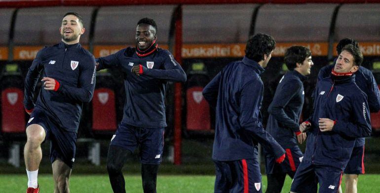 Los jugadores del Athletic de Bilbao Yeray Álvarez (i) e Iñaki Williams (2i), durante el entrenamiento con el que el Athletic de Bilbao prepara el encuentro contra el Eibar, correspondiente a la vigésimo primera jornada de LaLiga