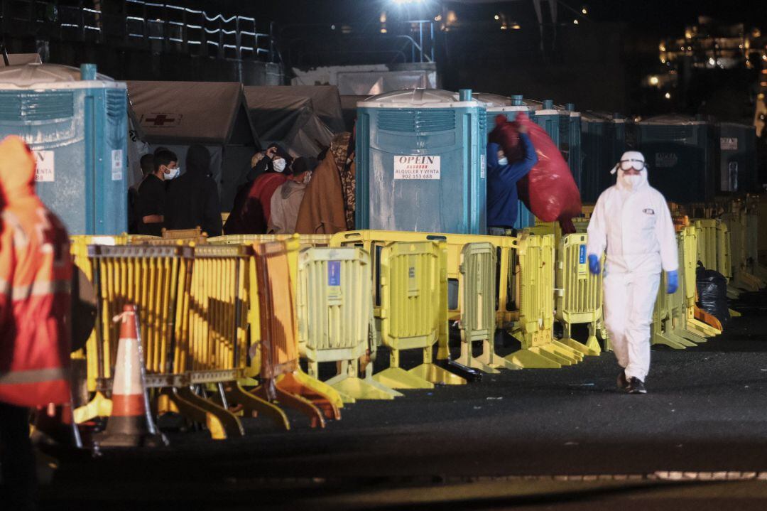 Los 27 últimos ocupantes del campamento de Arguineguín abandonando el muelle