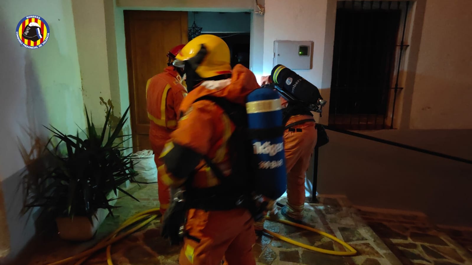 Los bomberos protegen una vivienda.