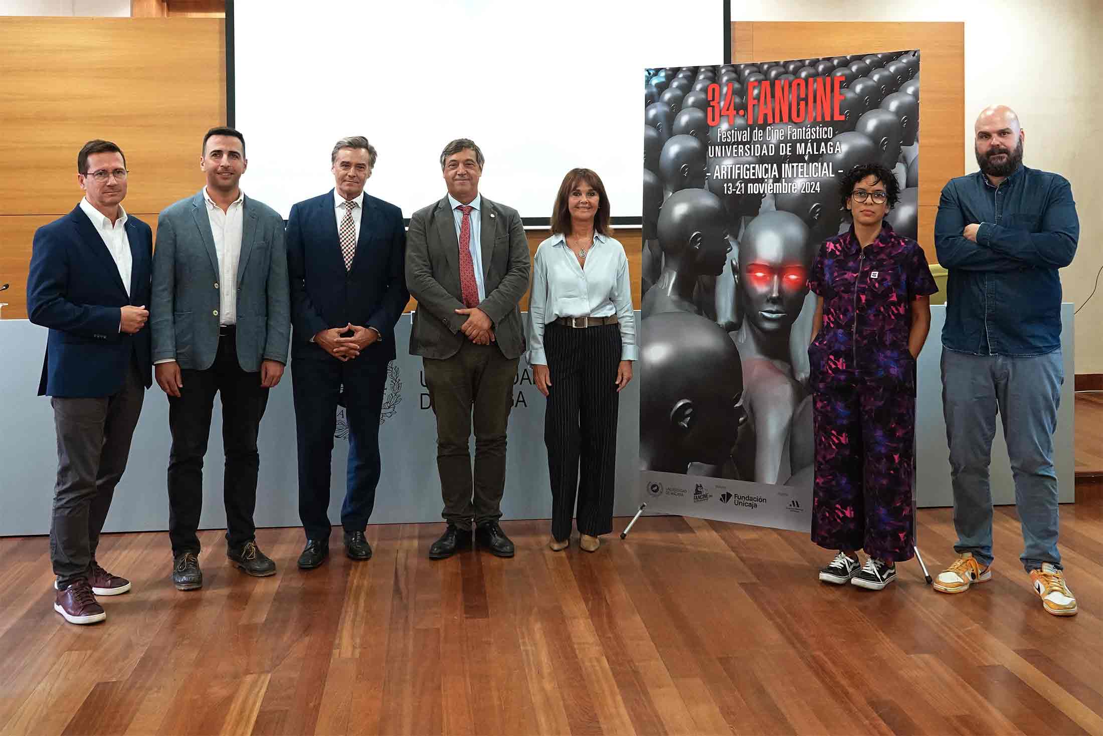 Esta mañana se ha celebrado en el Rectorado la presentación de esta nueva edición, un acto conducido por el rector de la UMA, Teodomiro López, en el que han estado presentes representantes de las instituciones patrocinadoras y colaboradoras. Gerardo Lerones, responsable de Educación y Educación Financiera de la Fundación Unicaja; José Santaolalla, diputado delegado de Educación y Juventud de la Diputación provincial; Fernando Leguina, director general de Educación, Juventud y Fomento del Empleo del Ayuntamiento de Málaga; y Juan Luis Artacho, responsable de Programación de Málaga Procultura.