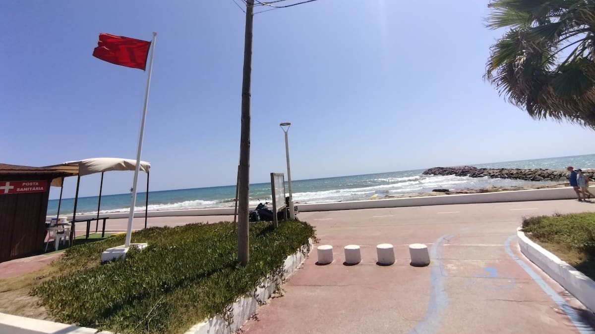 Las playas de El Puig y la Pobla de Farnals siguen cerradas, cuatro días después, por un vertido de origen desconocido