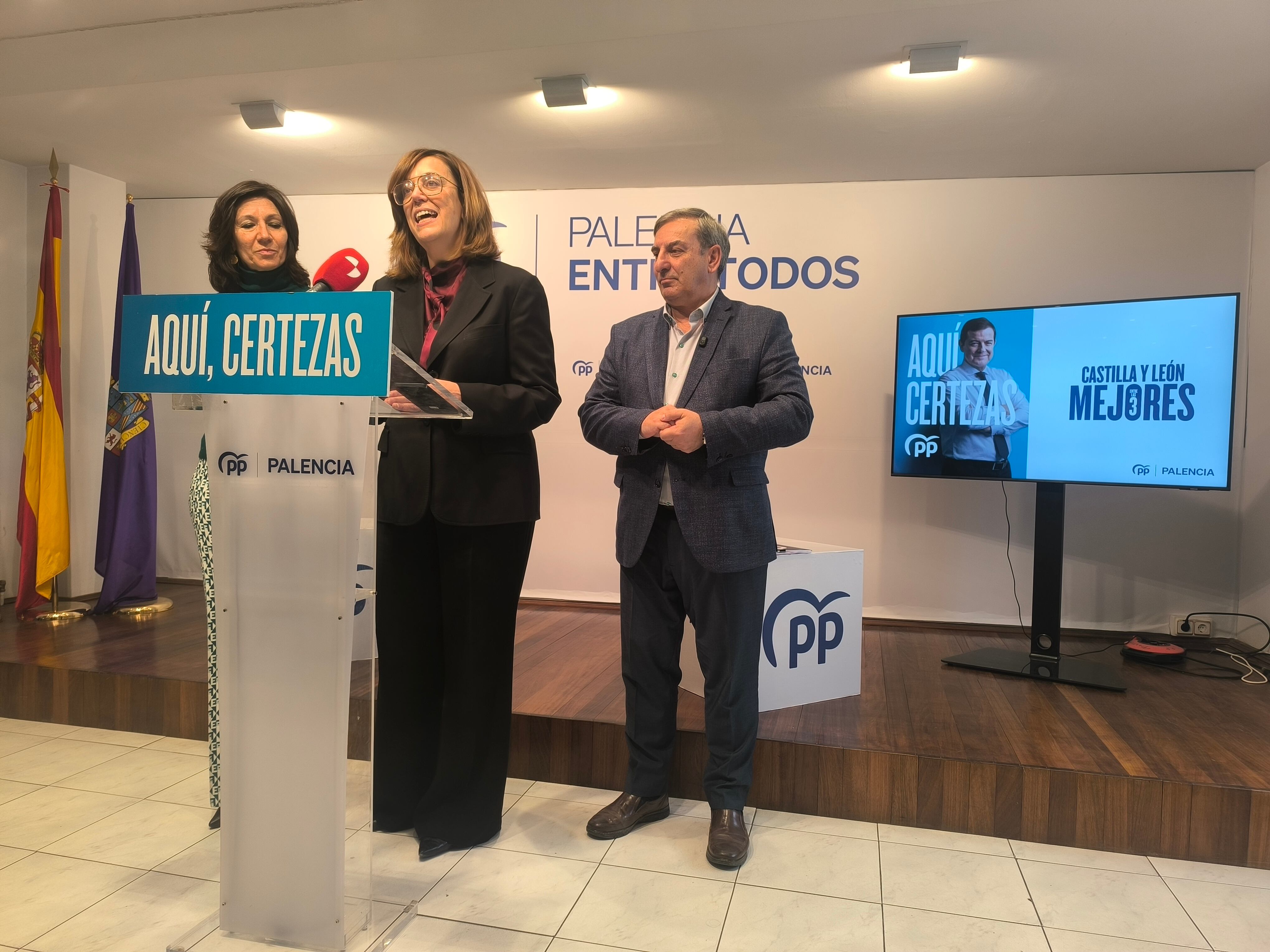 Mercedes Cófreces, Ángeles Armisén y José Luis Sanz en la sede del PP de Palencia