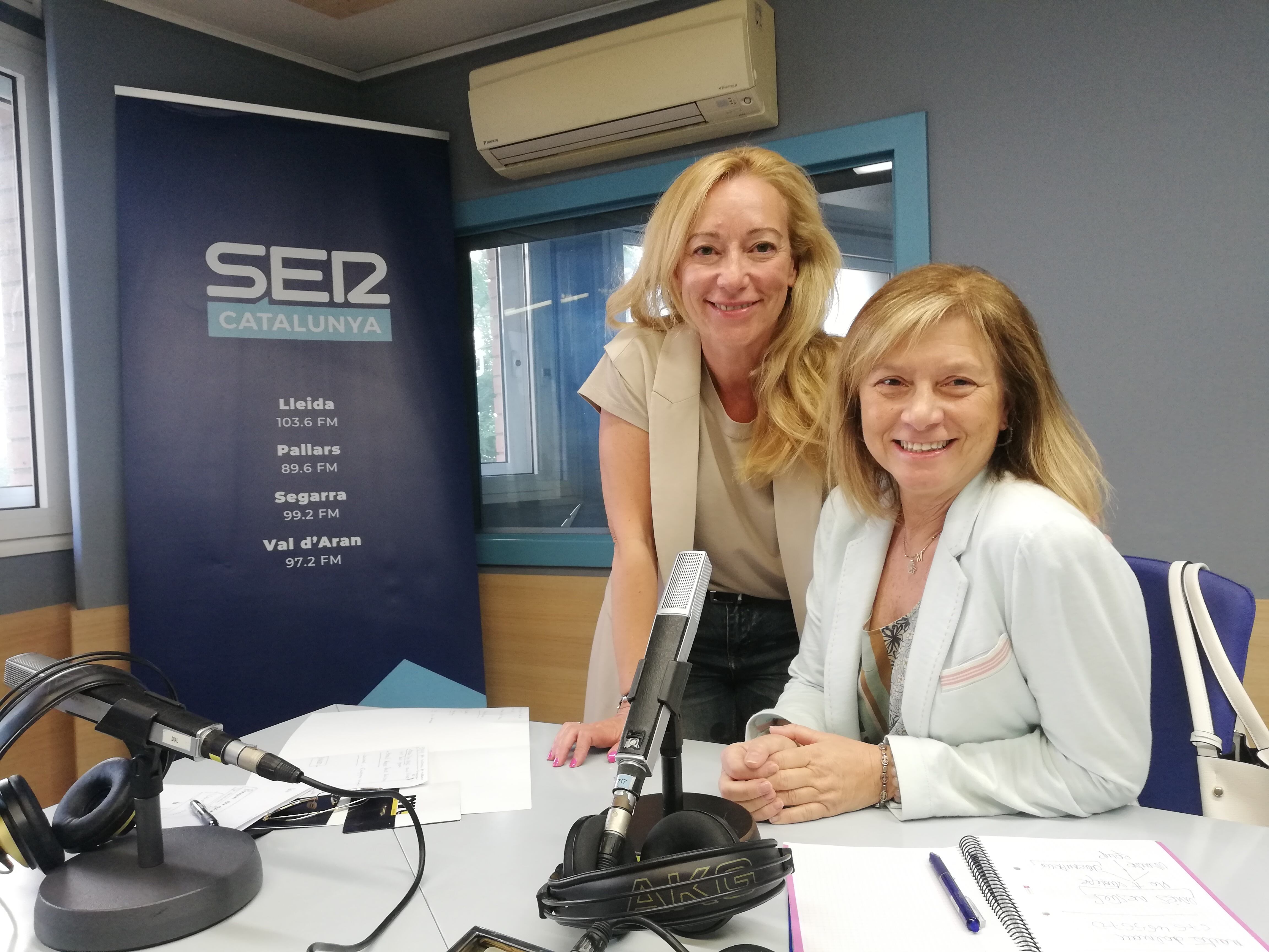 Imatge de Marta Carulla i Mercè Clavel, de Lleida Comerç, just abans de l'entrevista a l'"Aquí Lleida" de Ràdio Lleida.
