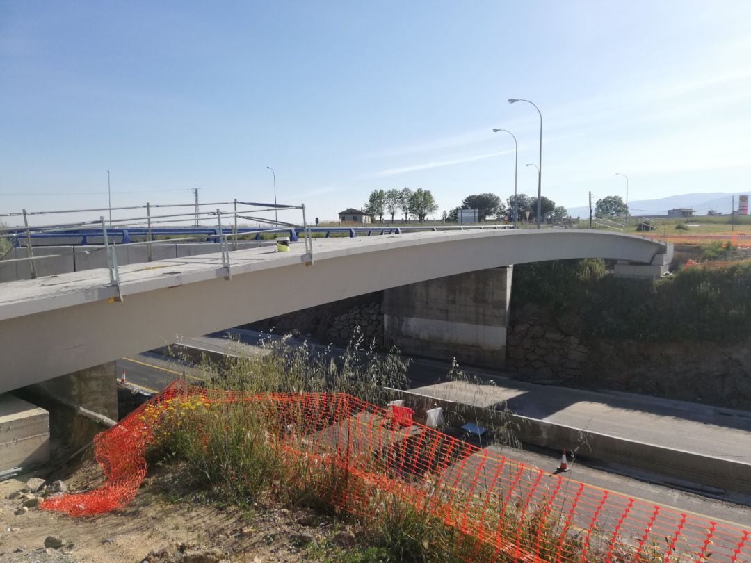 Imagen de la estructura de hormigón que unirá de manera peatonal San Cristóbal con Segovia