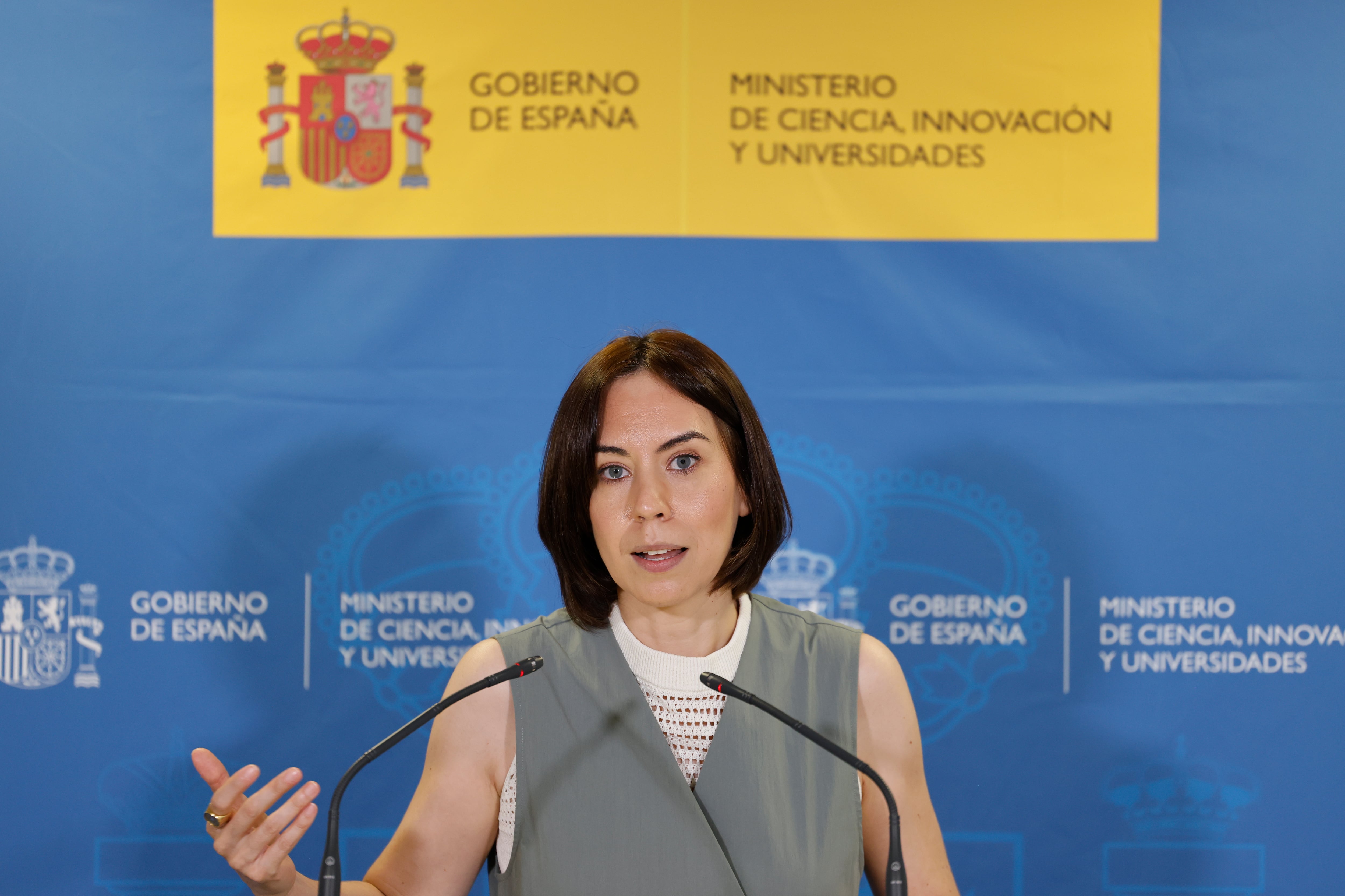 València, 19/07/2024.-La ministra de Ciencia, Innovación y Universidades, Diana Morant (c), realiza declaraciones este viernes durante su visita la Sala Blanca del Centro de Tecnología Nanofotónica (NTC-UPV) de la Universitat Politècnica de València.-EFE/ Ana Escobar
