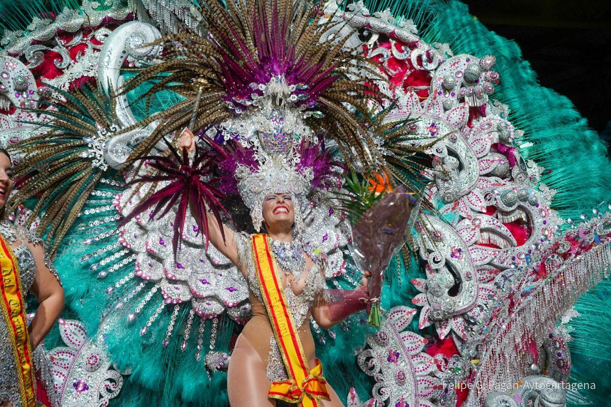 Rosana Yepes con el cetro de Reina del Carnaval