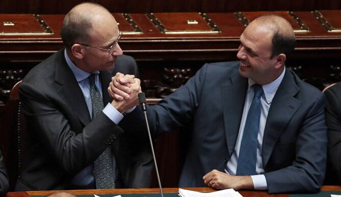 El ministro de Interior y &#039;número dos&#039; de Berlusconi, Angelino Alfano (derecha), felicita a Enrico Letta (izquierda) tras superar la moción de confianza