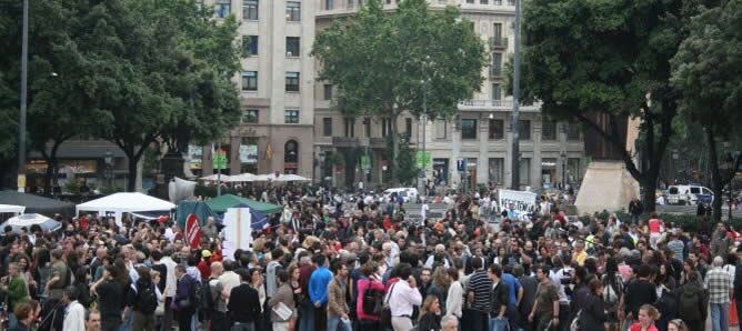 Hasta 5.000 personas han llegado a llenar la Plaza Catalunya de Barcelona. Unas 500 han pasado esta noche al raso.