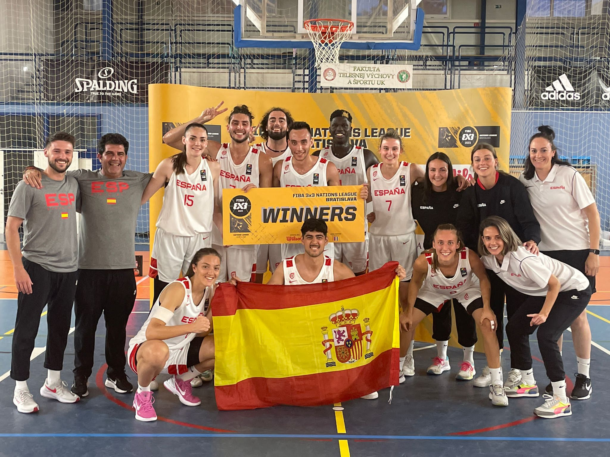 La Selección Española con el mojonero Raúl Fernández.