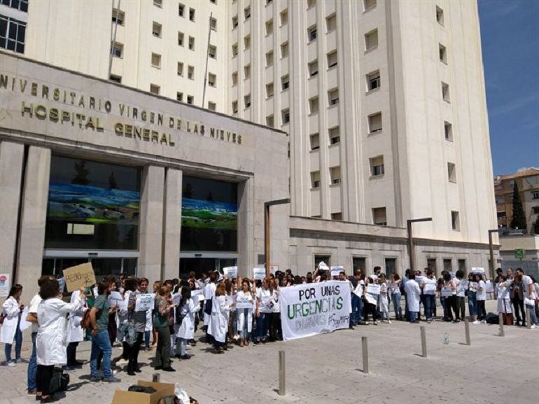 Concentración de los MIE ante el hospital Virgen de las Nieves de Granada