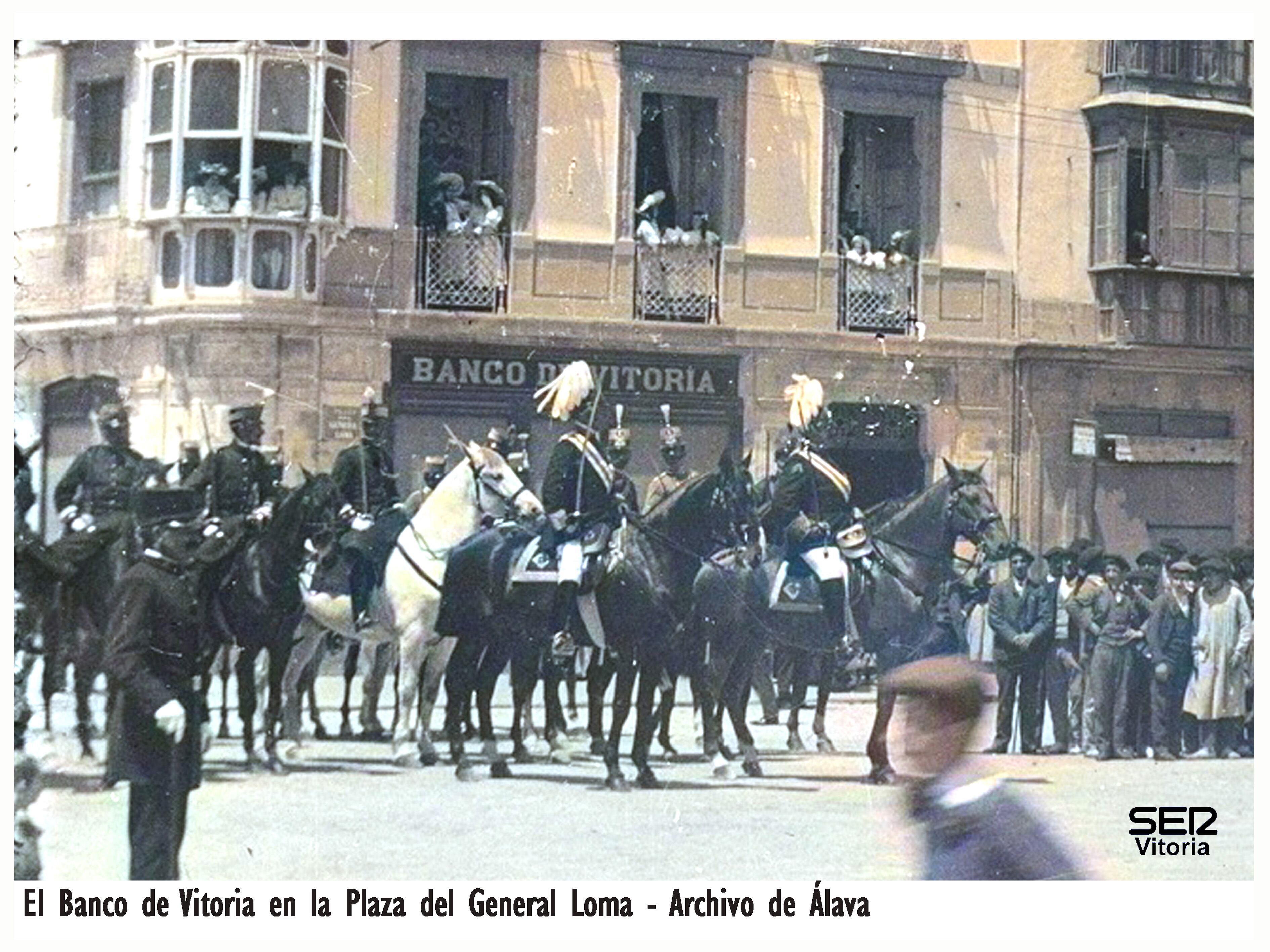 El Banco de Vitoria en la Plaza de General Loma / Archivo de Álava