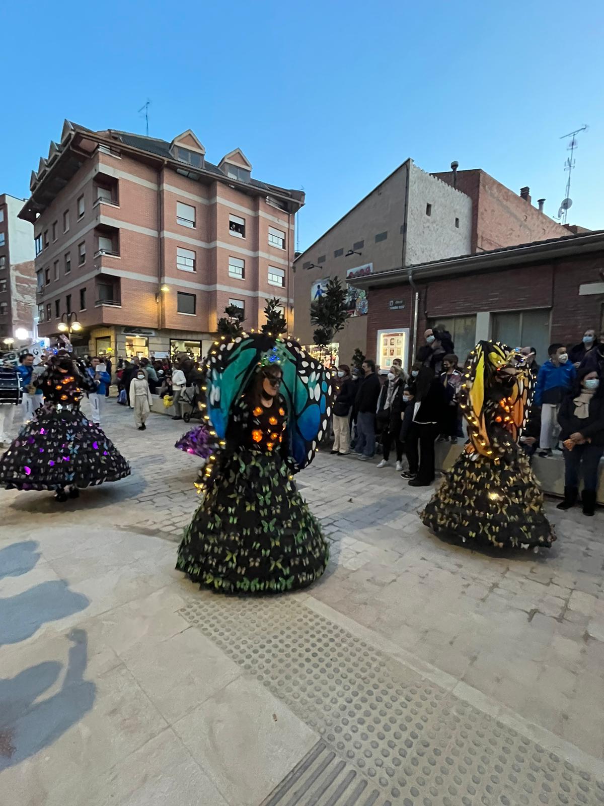 El color de los disfraces volvió a llenar las calles de Medina del Campo