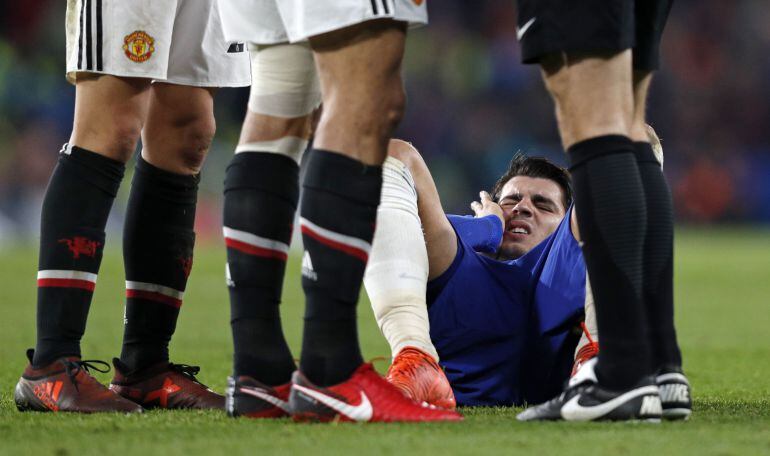 Álvaro Morata se duele tras un golpe en un partido ante el United