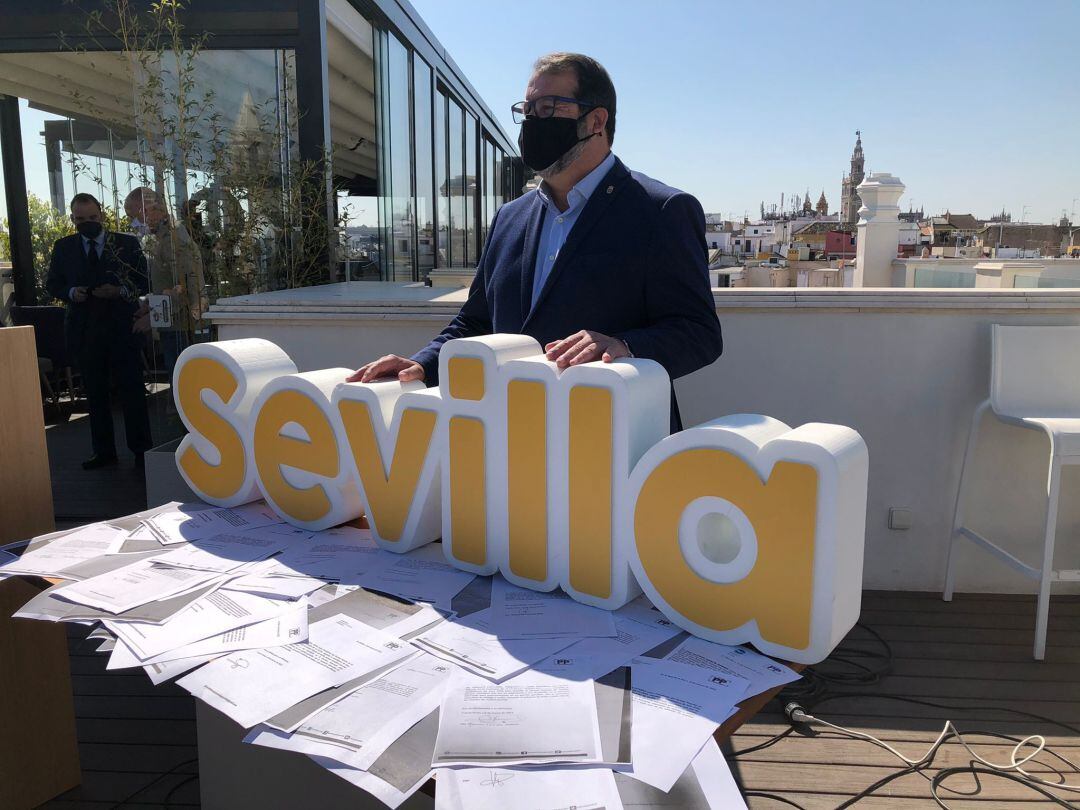 El candidato a presidir el PP sevillano, Juan Ávila, en Sevilla.
