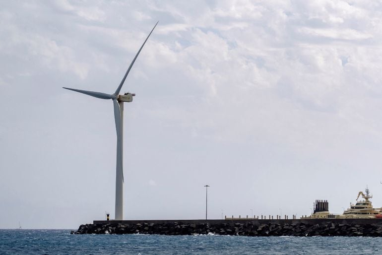 La empresa Gamesa tiene instalado en pruebas en el muelle grancanario de Arinaga, un aerogenerador marino.La energía eólica marina tiene un potencial enorme en Canarias: las islas podrían cubrir 22 veces su consumo eléctrico solo con ese tipo de aerogener