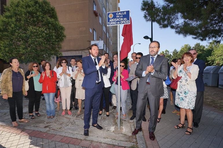 El alcalde y el decano del colegio de Abogados descubren la placa de la nueva calle junto a miembros de la corporación y otros letrados