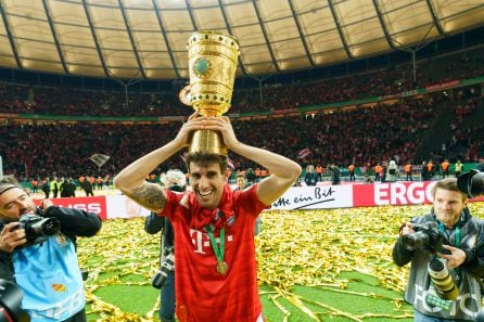 Javi Martínez, jugador del Bayern de Múnich con la Copa de Alemania