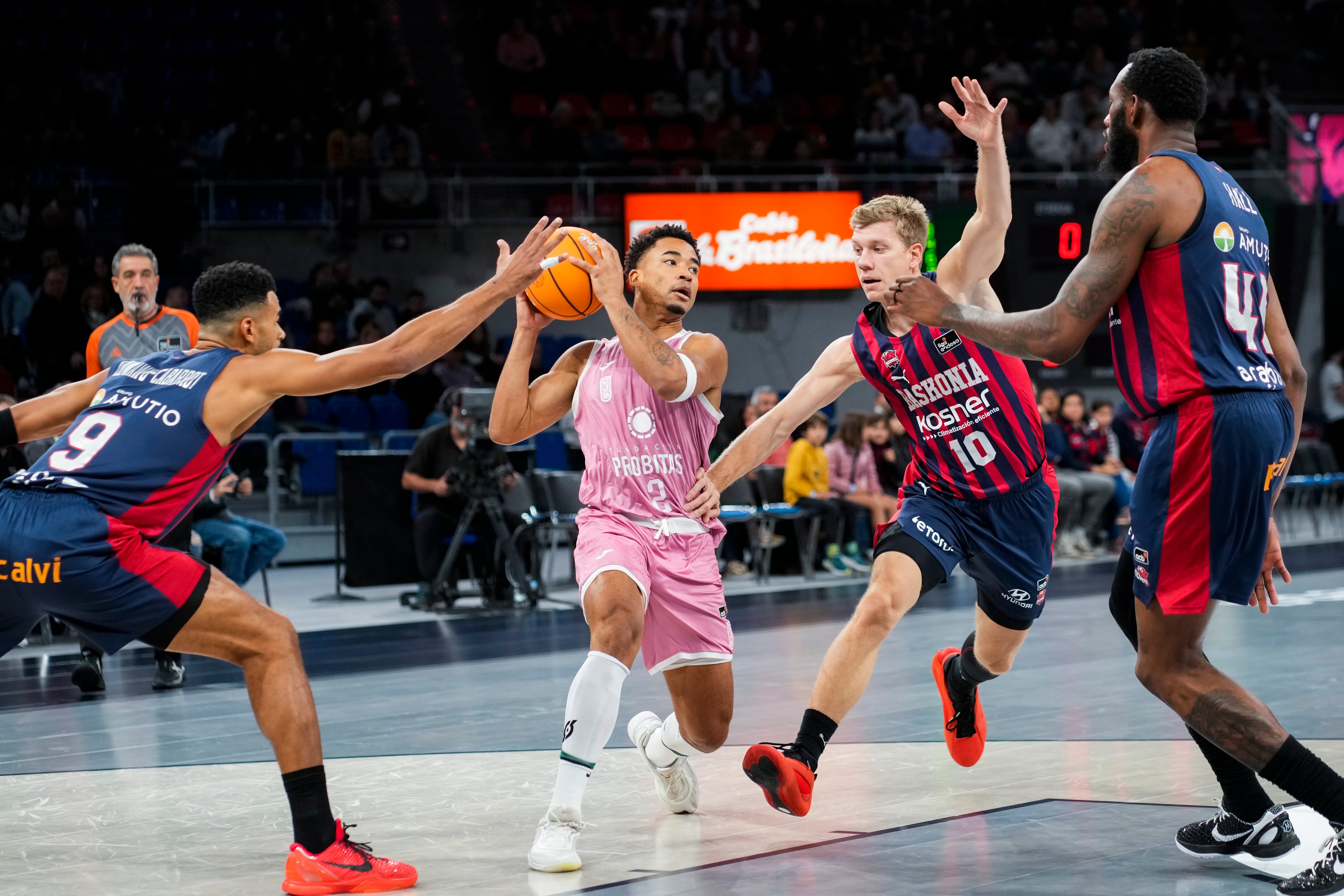 VITORIA-GASTEIZ, 26/10/2024.- El base serbio del Baskonia Ognjen Jaramaz (2d) en acción ante el base estadounidense Devon Dotson (2i) del Juventud durante la jornada 5 de la Liga Endesa de Baloncesto, entre el Baskonia y el Juventud de Badalona, este sábado, en el Fernando Buesa Arena de Vitoria. EFE/ Adrian Ruiz Hierro
